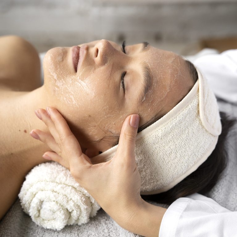 vue-laterale-femme-se-faire-masser-au-spa